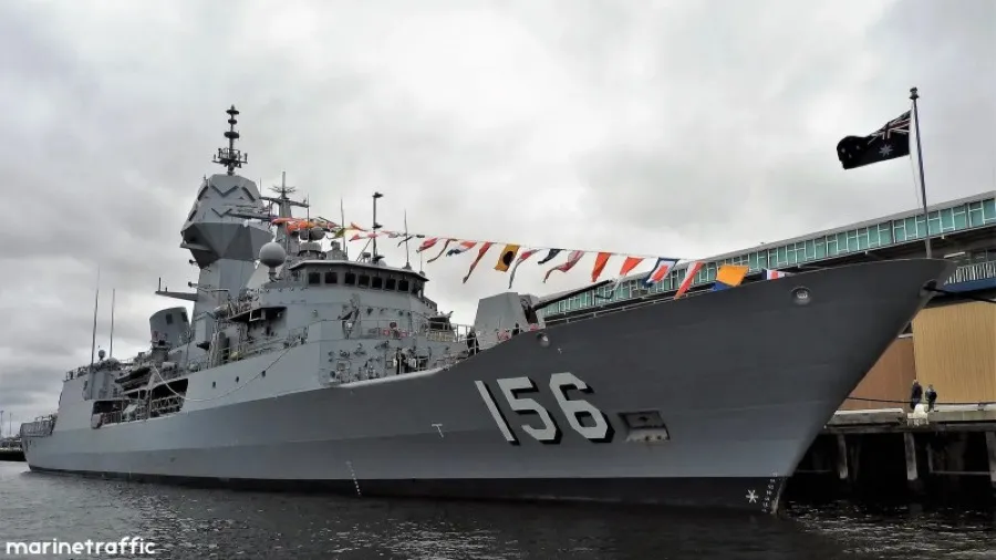澳巡防艦土烏巴號現蹤台海 艦載機貼近澎湖西面海峽中線的封面圖片