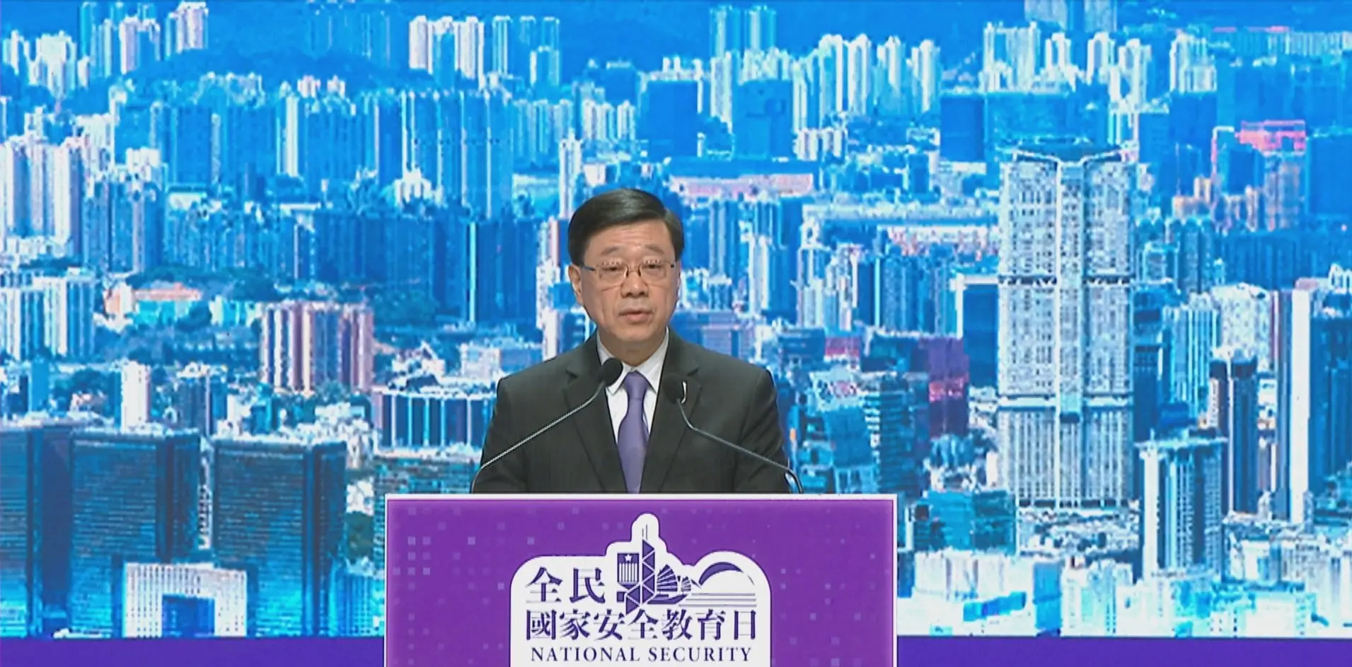 李家超行政長官明確表示，將領導特區依法有效防範、制止和懲治危害國家安全的行為和活動，以高水平安全護航高質量發展。 他在致辭中承諾，要全面落實「愛國者治港」原則，推動行政與立法良性互動，不斷提升特區政府治理效能。(圖：網絡截圖)