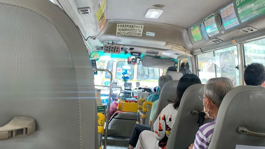內地網民分享香港搭小巴經歷 社恐不敢嗌有落竟坐錯站 銅鑼灣上車赤柱落車的封面圖片