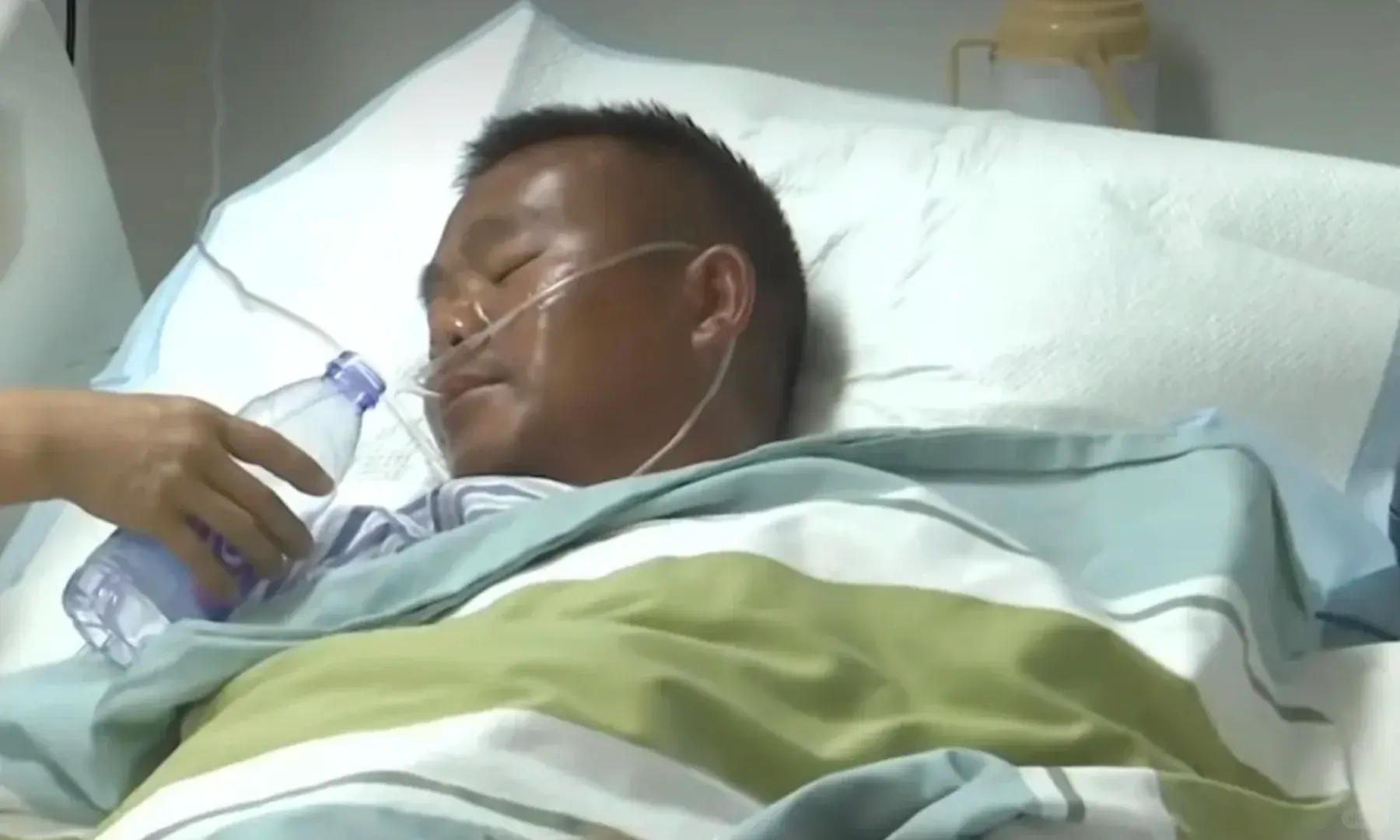 中國內地廣西男子秦先生意外落海，在瓊州海峽無裝備漂流七天六夜，靠生吃七八十隻小螃蟹維生，歷經暴曬、失溫、幻覺等多重磨難，最終幸運遇見漁民獲救，上演超驚險海上求生奇蹟。（來源：網絡）