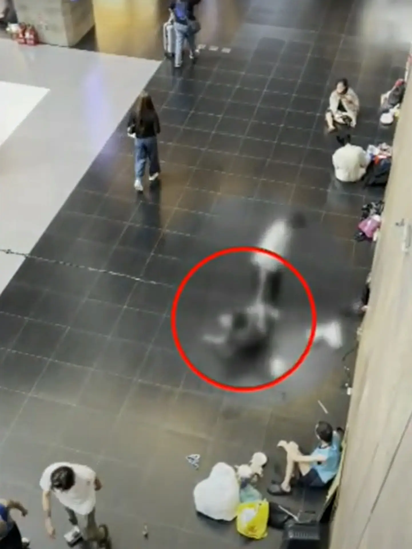 台北車站本月 9 日發生駭人聽聞的性侵案件,44 歲通緝犯邱勝明在人來人往的車站大堂,對醉倒的 71 歲香港籍女遊客實施侵犯,過程長達 10 分鐘,直至旅客錄影報警才得以制止。(圖:網絡翻攝)