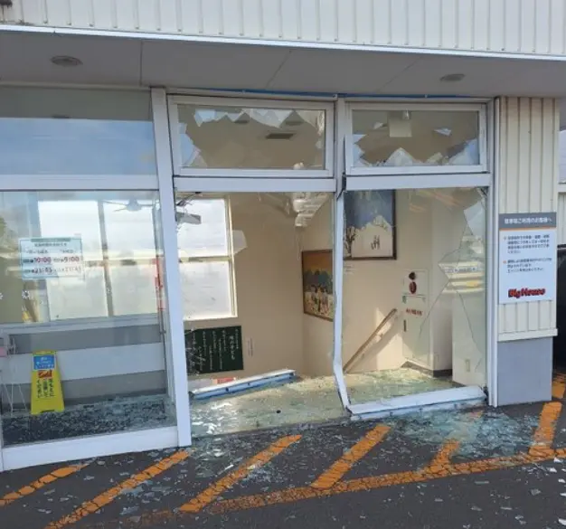 北海道超市驚現「車從天降」！竟是74歲駕駛員誤踩油門。（來源：Eco9Japan@X）