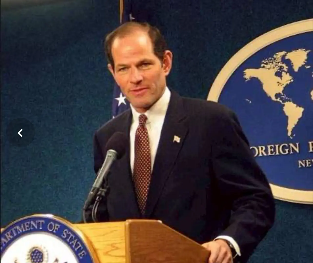 單位業主是前紐約州州長史匹哲。（影片截圖）