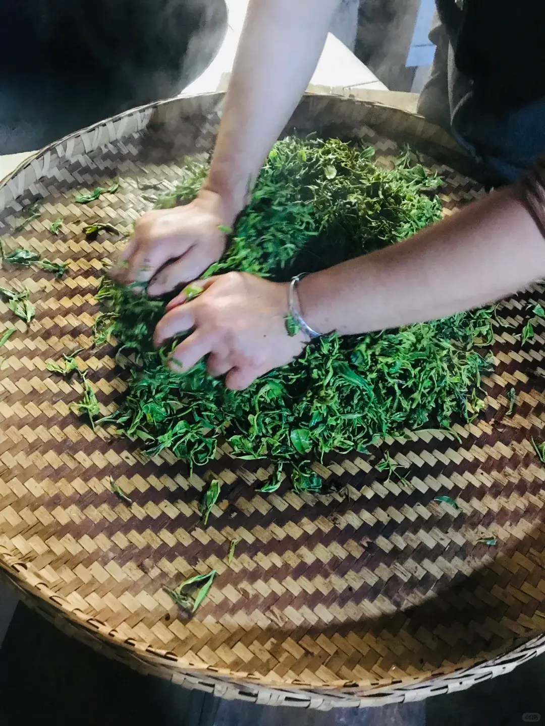 中國明前茶向有「貴如油」之說，其珍貴源於產量稀少、營養豐富與口感絕佳。經冬休養的茶樹嫩芽儲滿養分，人工精選後成品稀缺，鮮爽甘甜的口感，是中國茶文化中精緻生活的體現。（示意圖來源：小紅書網友）