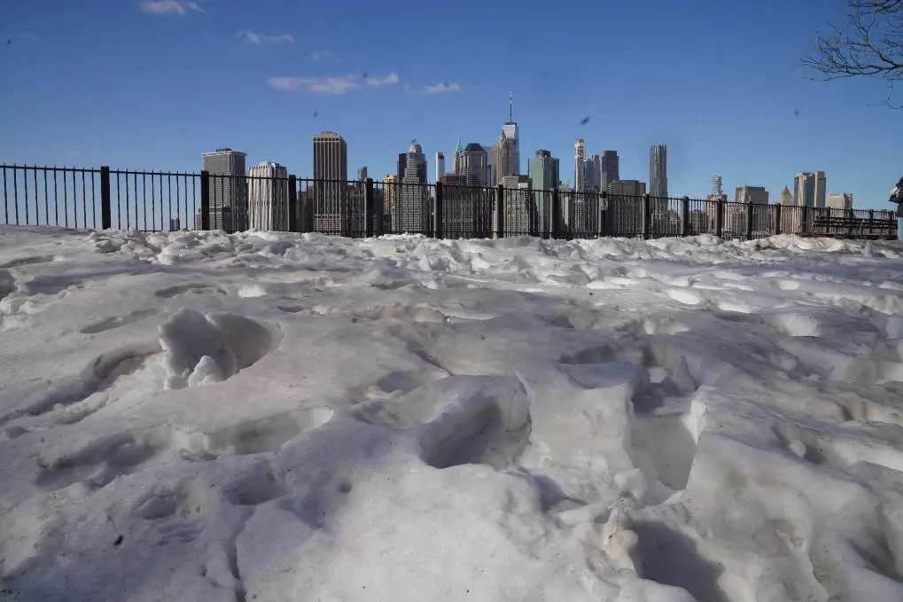 這是 1 月 31 日在美國紐約拍攝的積雪。新華社