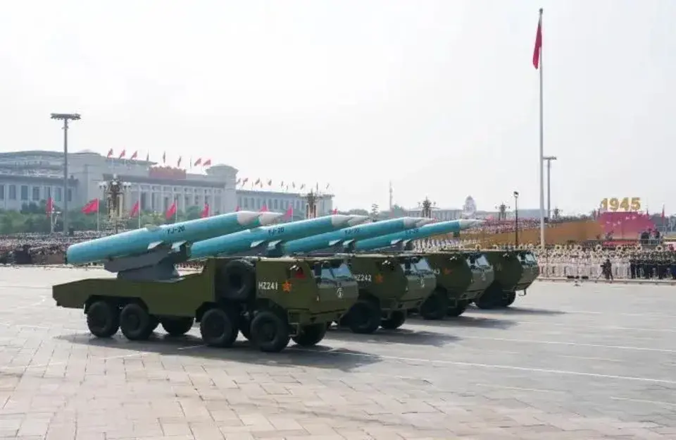 九三閱兵上亮相中國三代反艦飛彈，分別是；鷹-17、鷹-19 和鷹-20 反艦飛彈。   圖：翻攝自央視