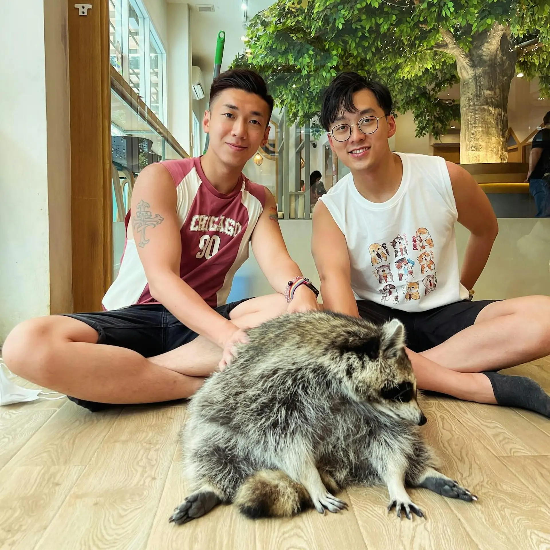 這對戀人從相戀到訂婚，經歷六年穩定交往，期間不時在社交平台放閃，例如分享同居生活照及互動點滴。陳書君作為有線新聞主播，工作忙碌之餘，仍維持感情平衡，這次訂婚宴邀請主播朋友及其他友人到場，現場氣氛融洽。(圖：vincentchan1013@IG)