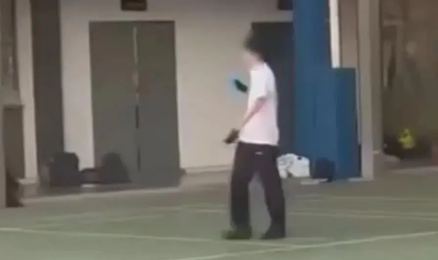 有師生目擊，嫌犯行兇後衣服與雙手沾滿血漬，竟冷靜遊走校園，還曾持刀闖入一間課室。一名老師試圖上前制止時，在混亂中受傷。(圖：網絡翻攝)