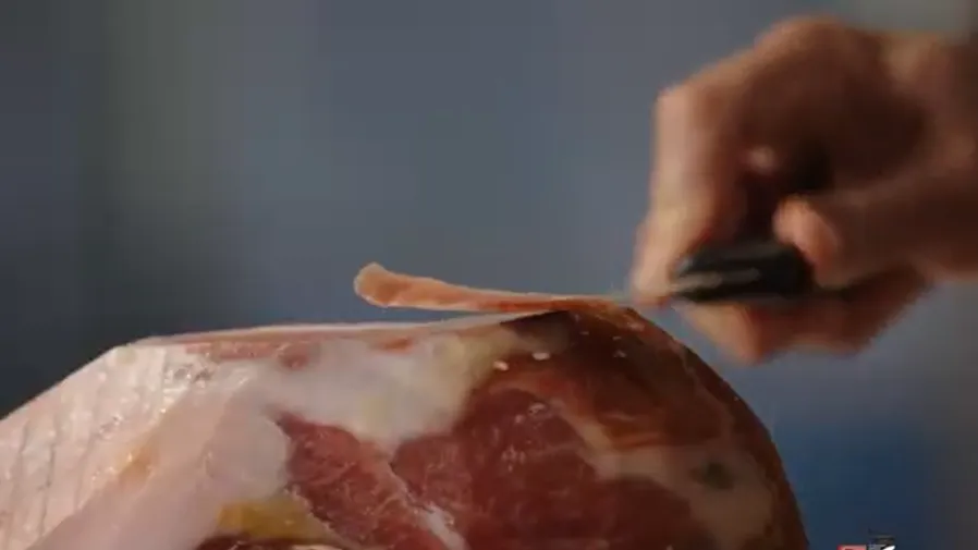 義大利首家「火腿起司學校」登場，手切火腿竟要學三年？的封面圖片