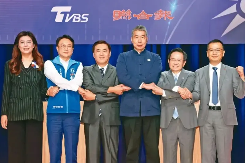 國民黨主席選舉競爭激烈,10月2日6位候選人鄭麗文(左起)、卓伯源、郝龍斌、張亞中、蔡志弘、羅智強首度同台辯論。聯合報
