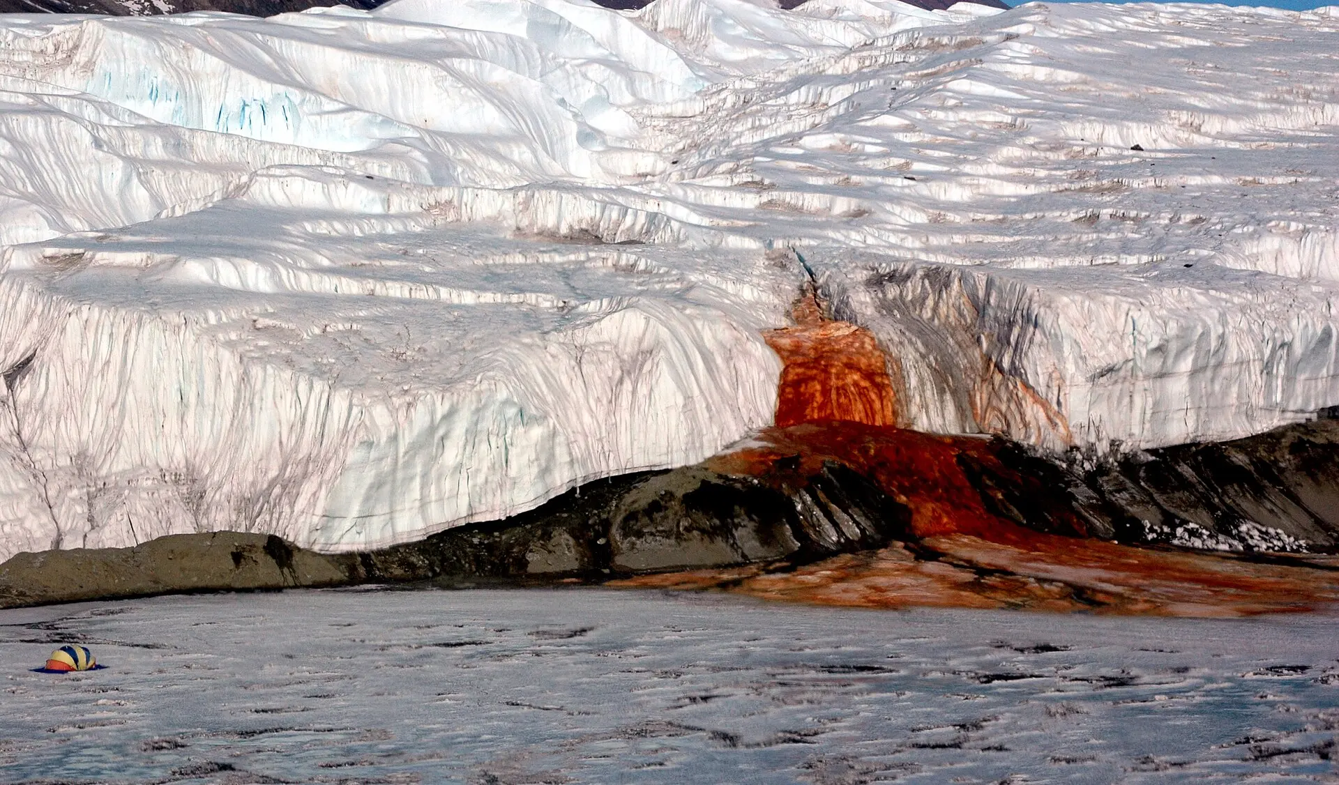 南極泰勒冰川（Taylor Glacier）血瀑布（Blood Falls）百年謎團獲完整解密，研究證實冰下150萬年含鐵濃鹽水（Iron-rich Brine）脈衝噴發成形，冰下隔絕生態系更為外星生命研究提供關鍵線索。（來源：wikipedia）