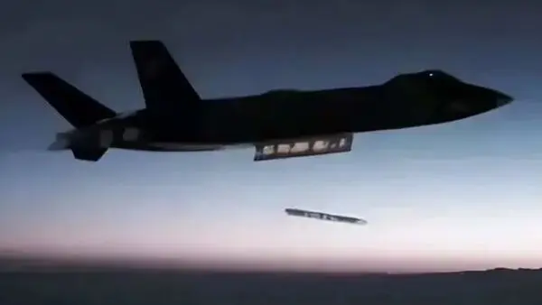 殲-20發射一枚被稱為「小飛棍」的空空導彈，疑似射程可突破300公里的霹靂-16。（中國軍工）