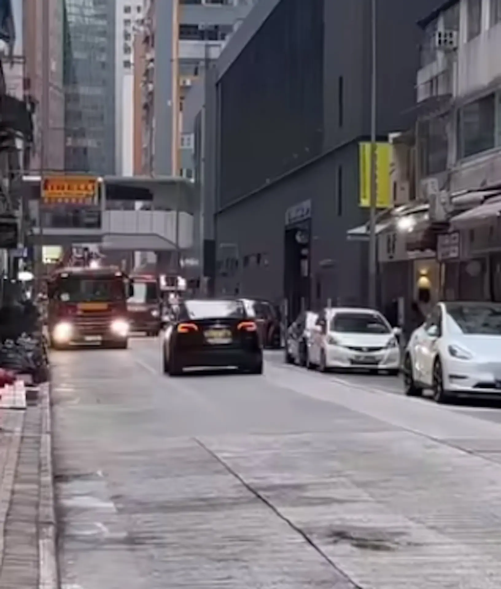 2026年1月23日，新民黨立法會議員陳家珮在灣仔謝斐道駕駛私家車逆線行駛，片段被網民拍攝後上載至社交平台群組「車cam L（香港群組）」引發熱議。(圖：「車cam L（香港群組）」@FB)