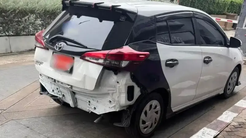 泰國一名女子搭乘Bolt叫車服務時，遇上離譜車輛，車內頭枕印有蒼白鬼臉極度嚇人，車體還破損殘缺，投訴平台後卻遭敷衍對待，引發大批網友熱議撻伐。（來源：พวกเราคือผู้บริโภค@FB）