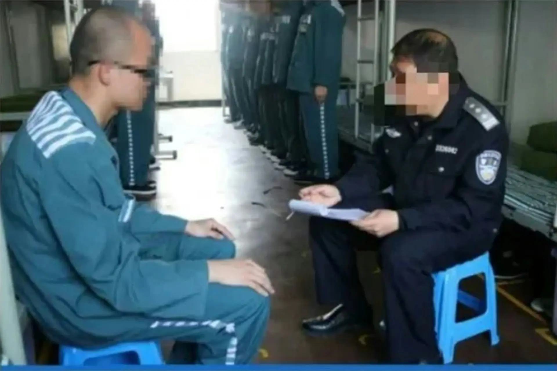 據了解，這張引發爭議的照片，實際是網友將早年某起社會新聞中的受刑人圖片進行後期修改，通過圖像處理技術更換面部特征後偽造而成。(圖：網絡截圖)