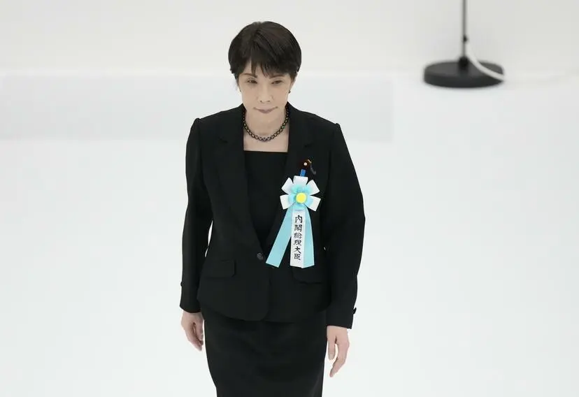 日本首相高市早苗結束在「全國戰歿者追悼儀式」上的致辭。這是她在就任首相後的首次致辭，未提到「反省」。8月15日攝於東京的日本武道館。（共同社）