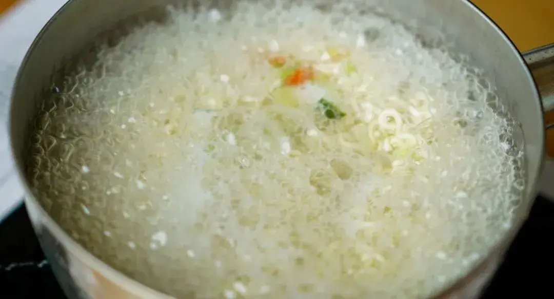 很多人習慣先煮麵再放料，這可是大錯特錯！（示意圖來源：images）