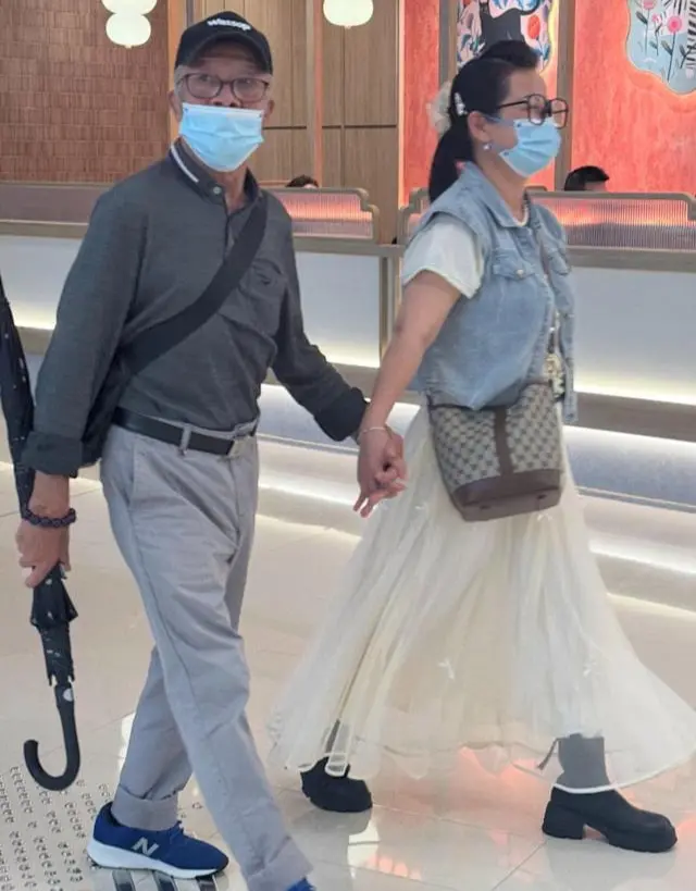 更令人唏噓的是，何伯如今已與妻子分開，曾經的積蓄被子女盡數拿走，現居安老院，僅靠綜援維持生活。(圖：網絡翻攝)