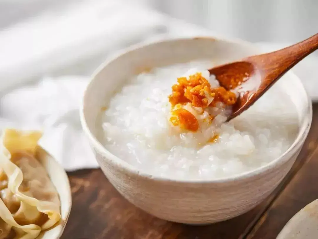 早餐配粥時咬一口流油的鹹鴨蛋，大概是不少人每天暖胃又暖心的平凡小幸福。（示意圖來源：網絡）