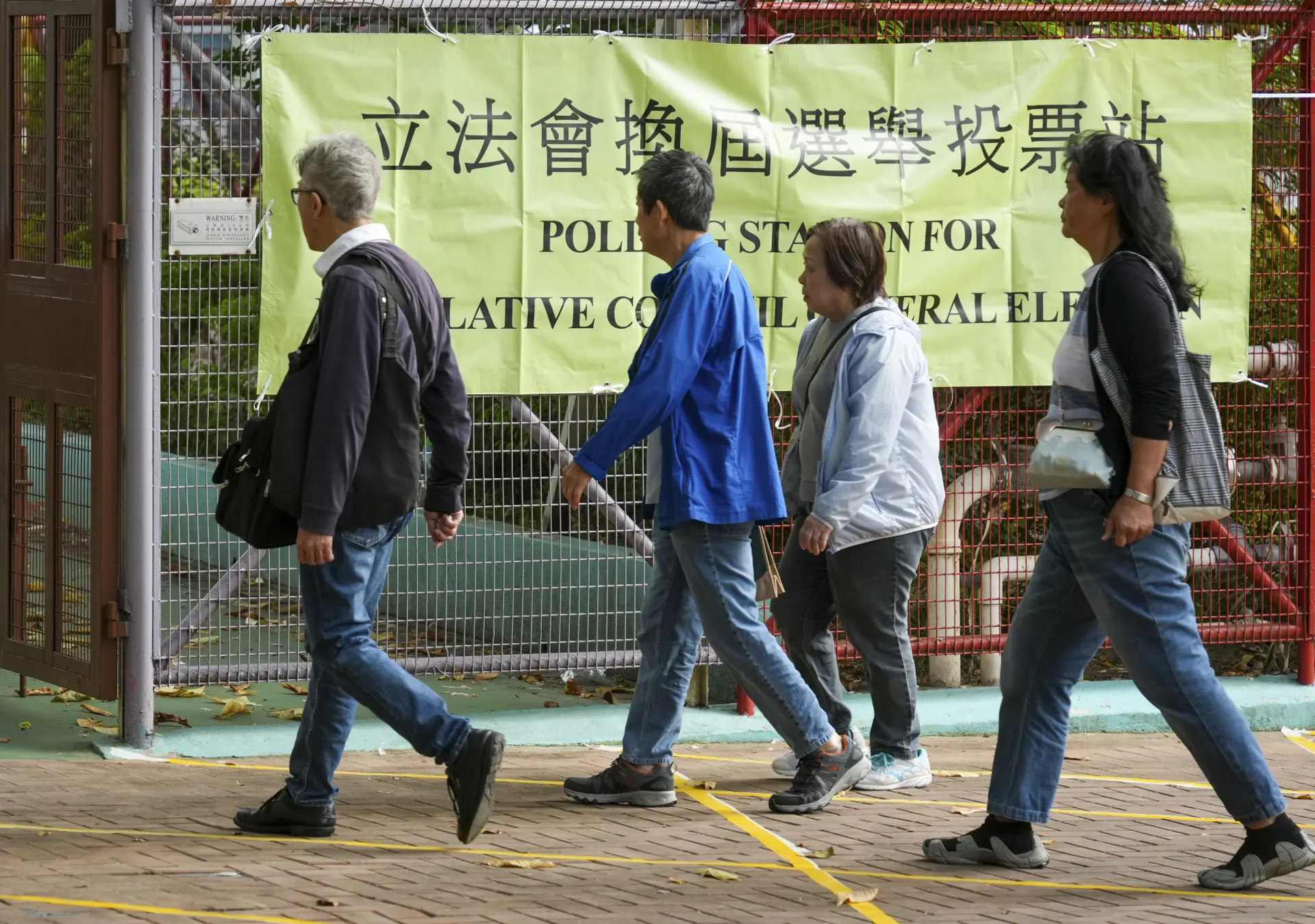 市民來到香港大埔一處投票所投票。（新華社）