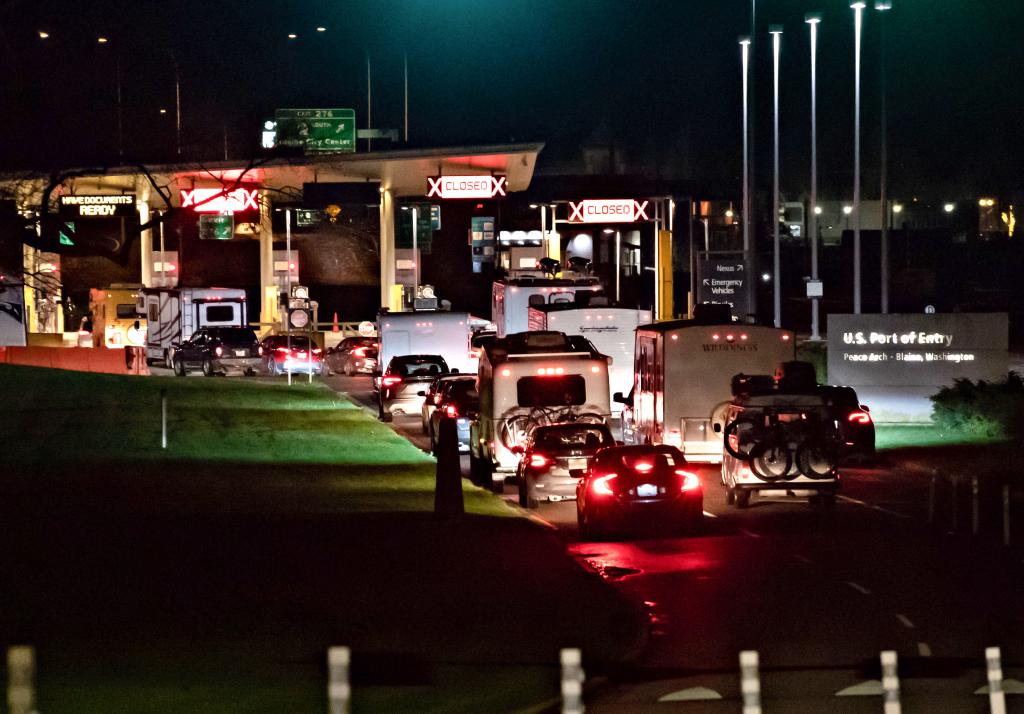 2021年11月7日，汽車在加拿大薩裏準備通過加美邊境。(新華社)