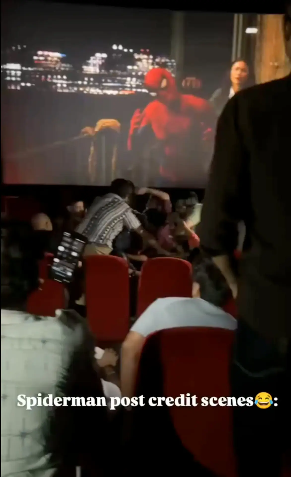 不過印度一間戲院卻上演了一齣脫離劇情的混亂戲碼，只因一名觀影男子不停劇透，最終引爆席間肢體衝突，畫面曝光後火速在社交平台爆紅，成為網絡熱話。（來源：TheSaviour@X）