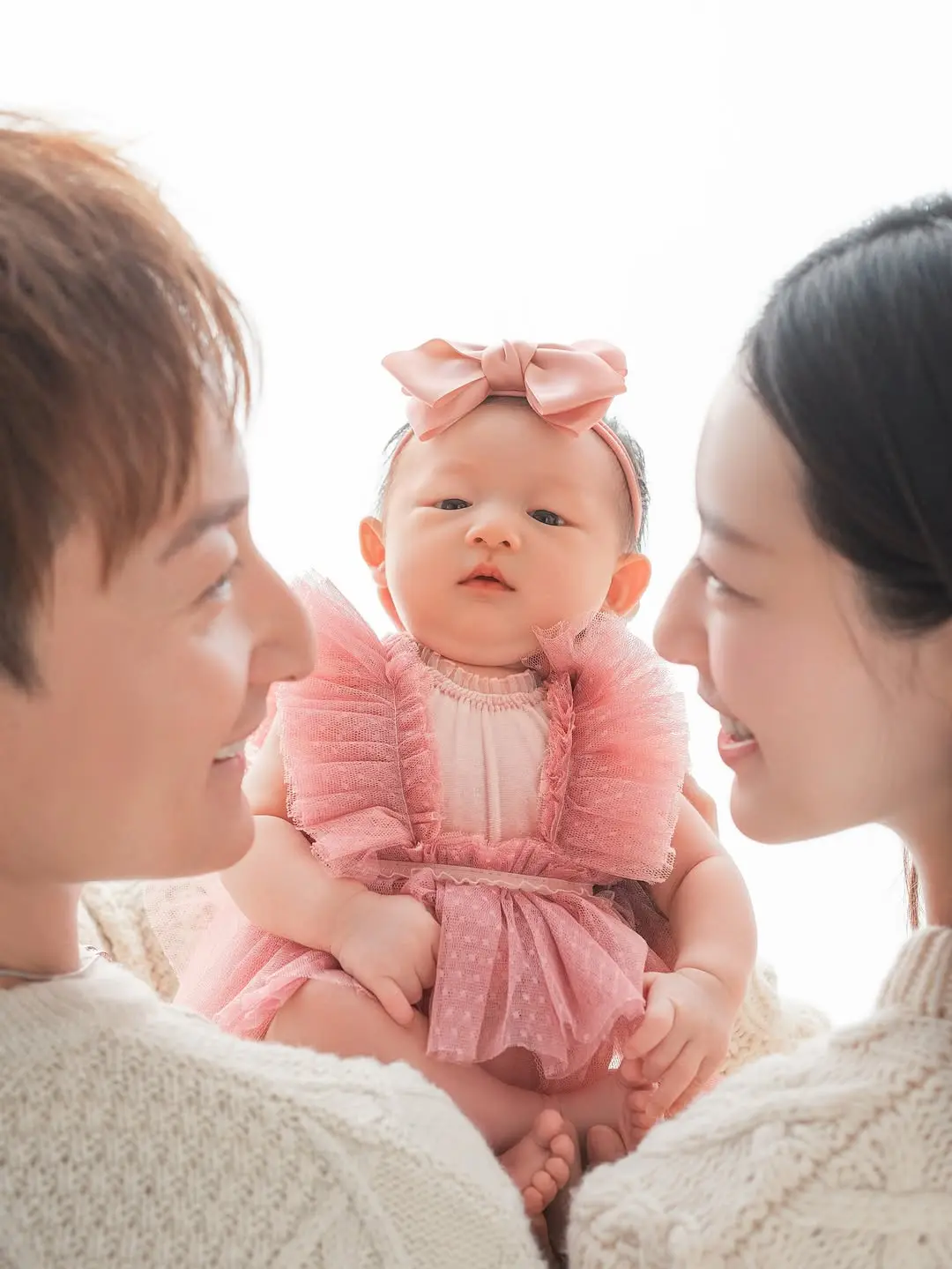 事實上，葉萱懷孕期間曾因身體不適，一度改變生育計劃，從最初計劃生三個，到後來表示最多生兩個。如今體驗到無痛分娩的便利，以及丈夫全程陪伴坐月的貼心，她態度大轉變，向方力申承諾，只要繼續保留這兩項安排，就願意再多生兩個。(圖：alexfongliksun@IG)