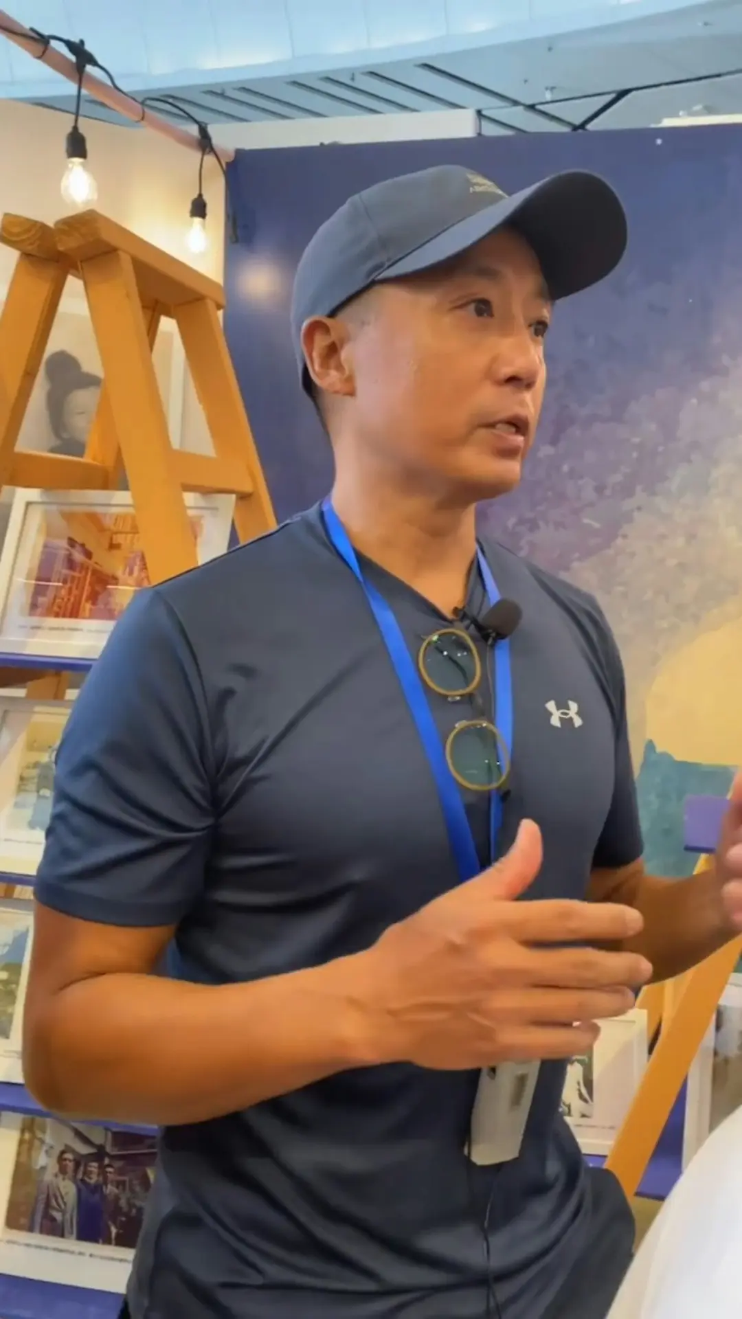 網民於展覽現場捕獲莫家堯的身影，畫面中他頭戴黑色鴨舌帽、身穿貼身運動裝，造型簡約低調。現場的他全程專注投入，細心為在場參觀人士講解戲劇藝術知識，同時細數恩師鍾景輝（King Sir）在香港戲劇界的卓越成就與貢獻。(圖：小紅書)