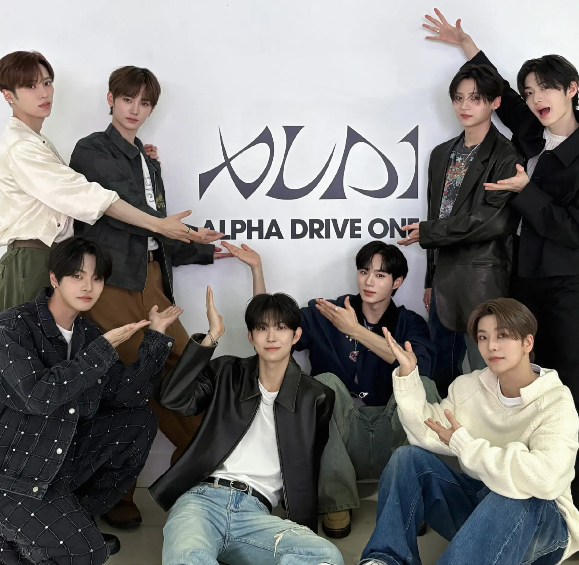 5 年團體活動結束後 1 年內，成員必須參與 1 張單曲專輯發行及 1 輪演出，所有日程不得缺席，形成「5+1」共 6 年的實質捆綁。​(圖：ALPHADRIVEONE@微博)