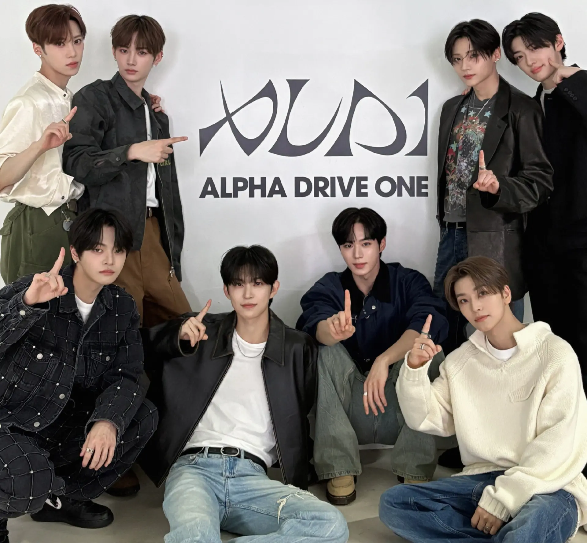 組合成員包括李相沅、周安信、賀鑫隆、金虔佑、張家豪、李理悟、鄭相炫、金俊抒，成員組成涵蓋 4 名韓國人、3 名中國人與 1 名澳洲人，團名「ALPHA DRIVE ONE」。​(圖：ALPHADRIVEONE@微博)