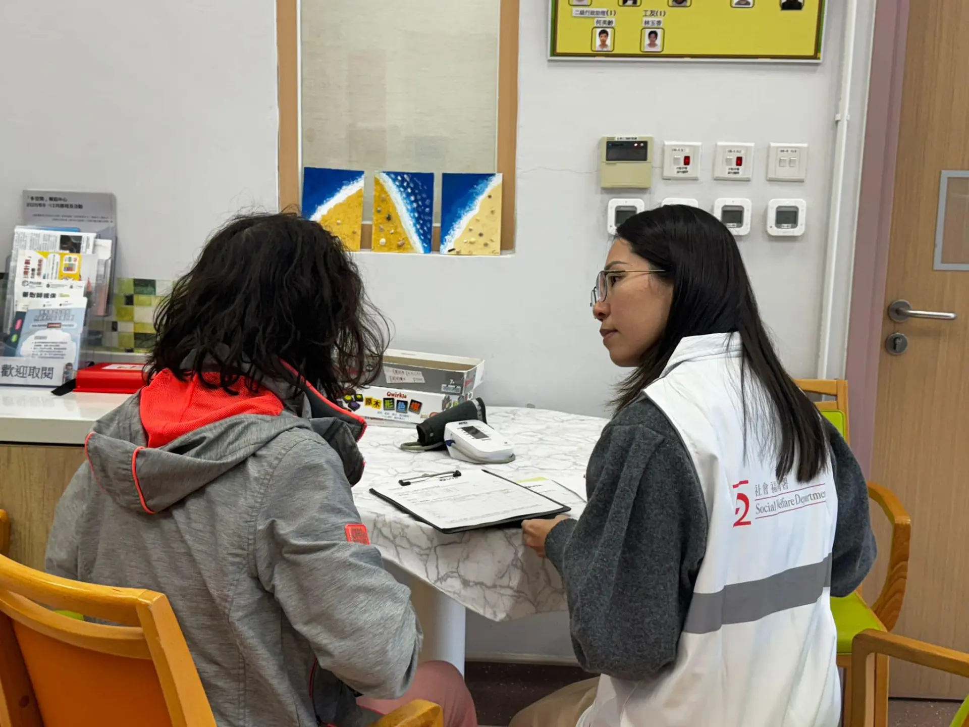 政府的角色，是在充分聆聽後，作出符合大多數業主根本利益、並對全體納稅人負責的理性決策。   因此，最終方案的制定，必須以 「善用公共資源」為不可動搖的前提。  公帑運用必須講求成本效益，以最快、最有效的方式讓最多受災家庭穩定下來，同時確保方案具備可操作性，避免陷入漫長的法律與工程泥沼。(圖：勞工及福利局 Labour and Welfare Bureau@FB)