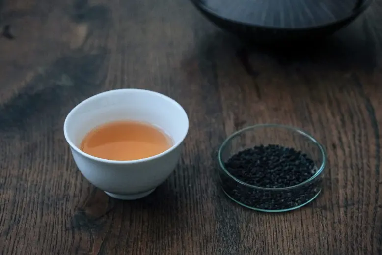  由櫻花與單色鯱雜交（或混合培育）而成的蟲糞茶。（來源：京都大學官網）