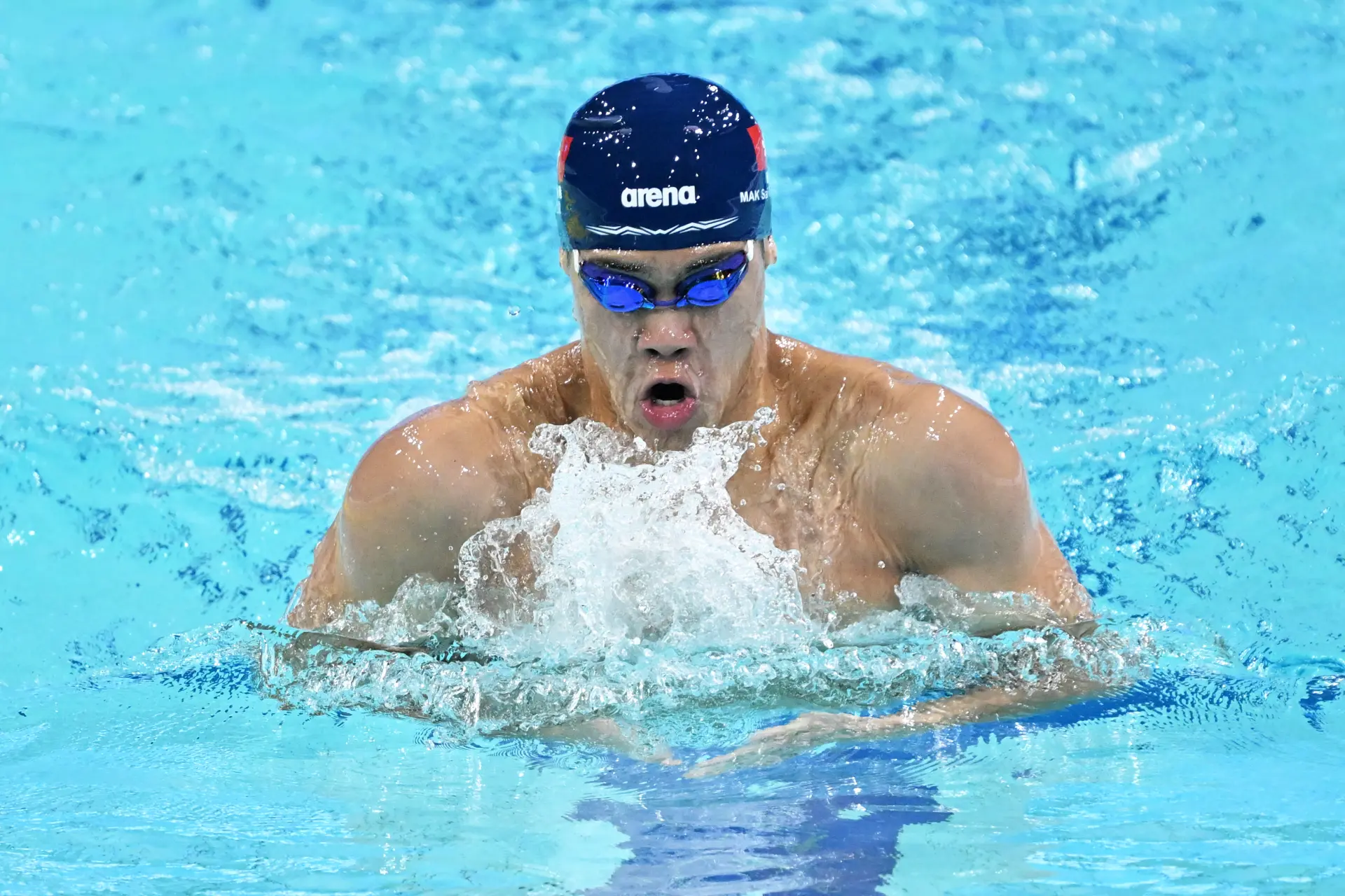 關鍵的最後 50 米，麥世霆迎來爆發。在最後一次轉池後，他憑藉紮實的訓練基礎與頑強鬥志加速衝刺，在最後 30 米成功壓過劉俊杰，躋身第三名。(圖：新華社)