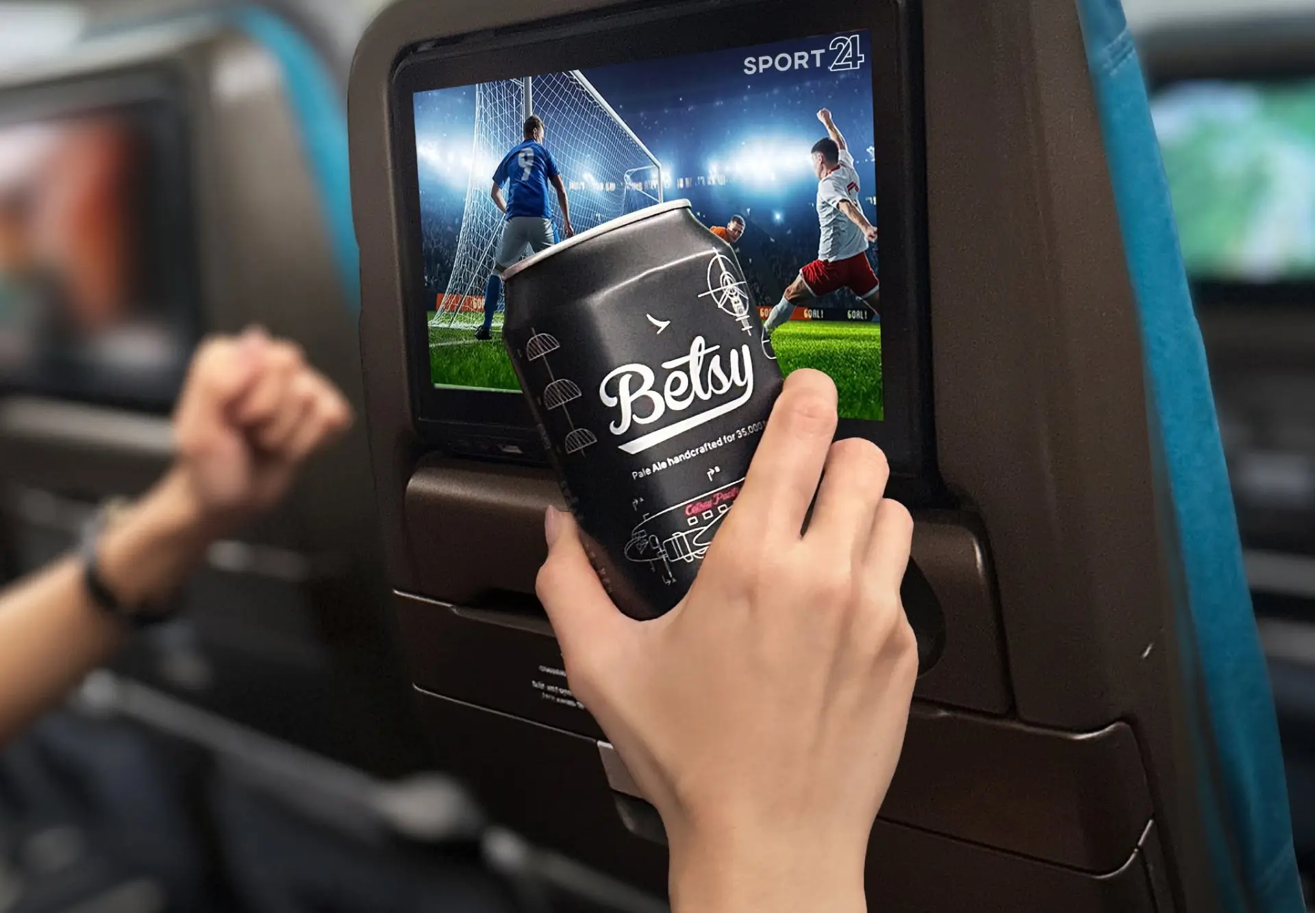 當國泰航空宣佈，透過 A350 機隊上的體育直播頻道 Sport 24，為乘客提供 2026 世界盃賽事的即時轉播，這個訊號對像我這類人來說，並不只是「機上多了一個台」，而是一種被理解的感覺。 (圖：國泰航空官網)