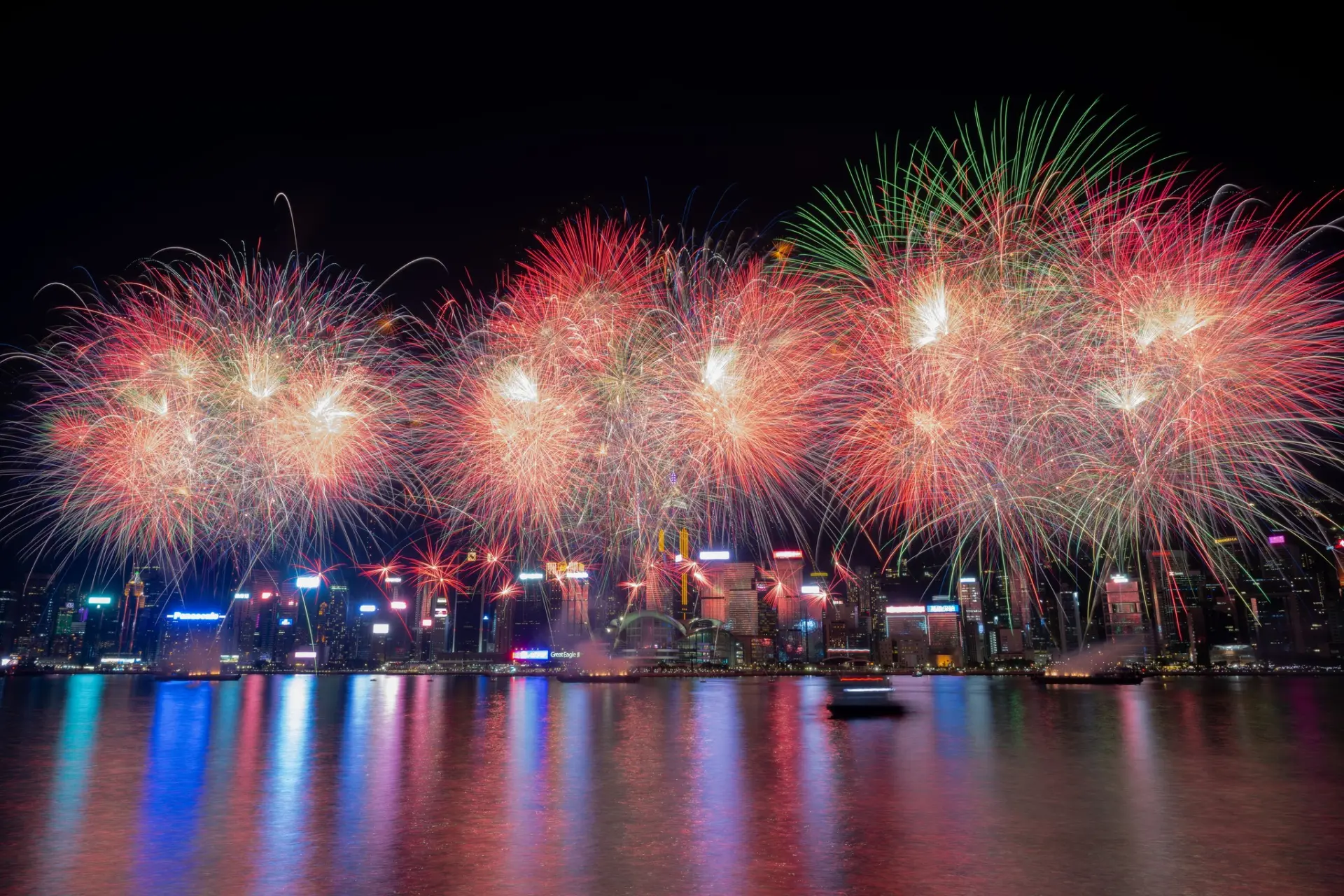 只要特區政府、相關機構與業界堅定信心，保持定力，持續優化，深化合作，香港旅遊業定能乘勢而上，為經濟發展注入更強勁動力，讓東方之珠的光芒更加璀璨奪目。(圖：Discover Hong Kong)