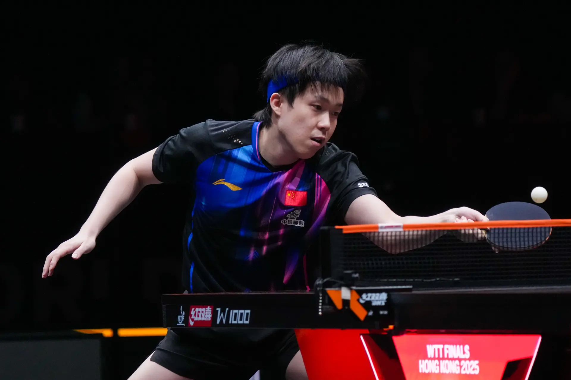 在WTT香港總決賽2025的賽場上，男單準決賽出現意外轉折。世界排名第一的中國球手王楚欽，原定對陣瑞典球手特魯斯·莫雷加德，卻在賽前因身體傷病宣布退賽。(圖：新華社)