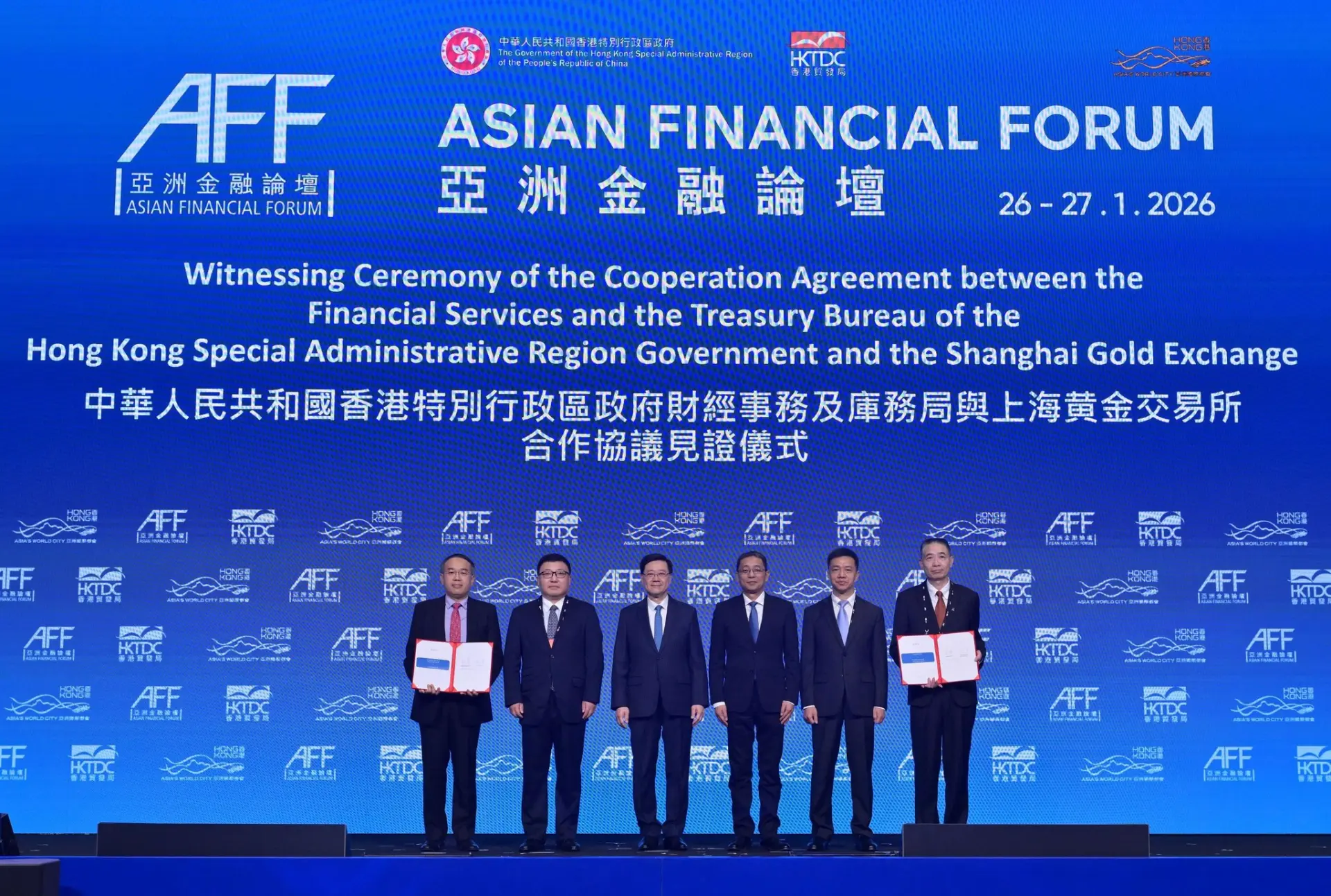 本屆亞洲金融論壇的最大亮點之一，是特區政府與上海黃金交易所簽署具有里程碑意義的合作協議。雙方將共同設立「香港貴金屬中央結算系統有限公司」，其戰略意義在於兩大突破： 首先，它建立了滬港兩地高層次的協作治理架構，確保新結算平台與國際標準無縫接軌。(圖：政府新聞網@FB)