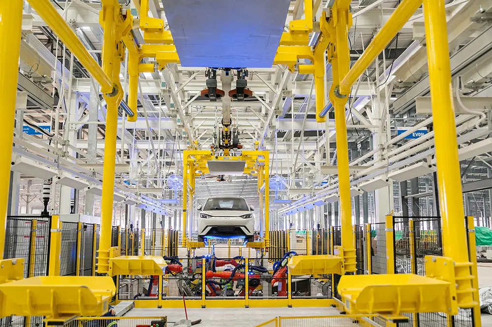 2025 年 7 月 1 日，比亞迪在巴西巴伊亞州卡馬薩里的巴西乘用車工廠首車下線。 比亞迪
