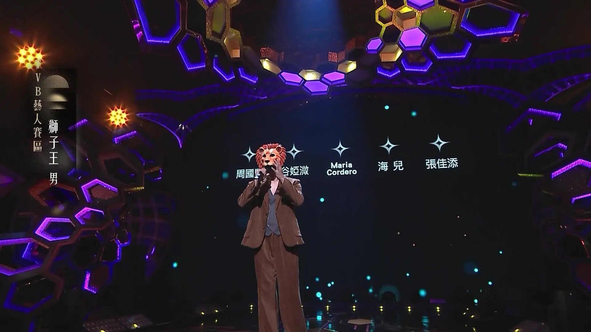 谷婭溦以「先聲奪人」四字形容其表現，直言其感情流露極為真摯；肥媽亦表示，男人唱女人歌能如此投入相當出色，很快便被其歌聲中的感情打動；張佳添則直指這是「揀啱歌嘅例子」，認為歌曲一開頭就成功吸引所有人的注意力。(圖：獅子王)