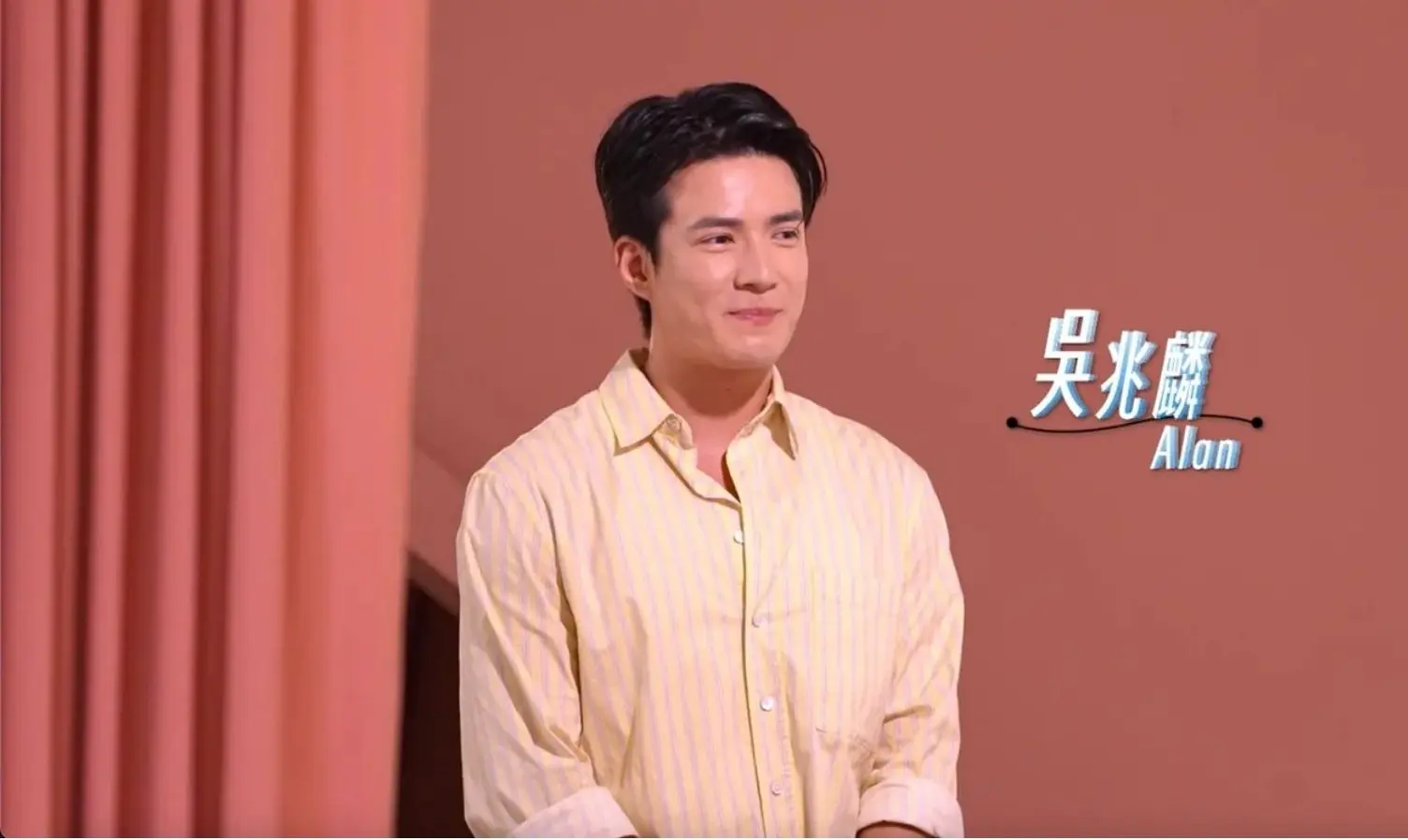 現年28歲的吳兆麟，因參演TVB處境劇《愛·回家之三代同糖》人氣飆升，此次放下羞澀登上戀愛節目，主動向30歲的陳若思表白。他坦言欣賞陳若思的反差魅力，直言「佢同佢個樣完全唔Match嘅，所以我覺得呢個女仔Interesting」。(圖： TVB)