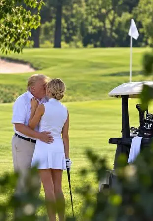 網路瘋傳川普 Donald Trump 與35歲女幕僚娜塔莉哈普 Natalie Harp 的高球場激吻照，破千萬瀏覽，經查為AI假圖，女子手部出現六指離譜破綻，專家警示AI假照侵蝕大眾視覺信任。（來源：X）