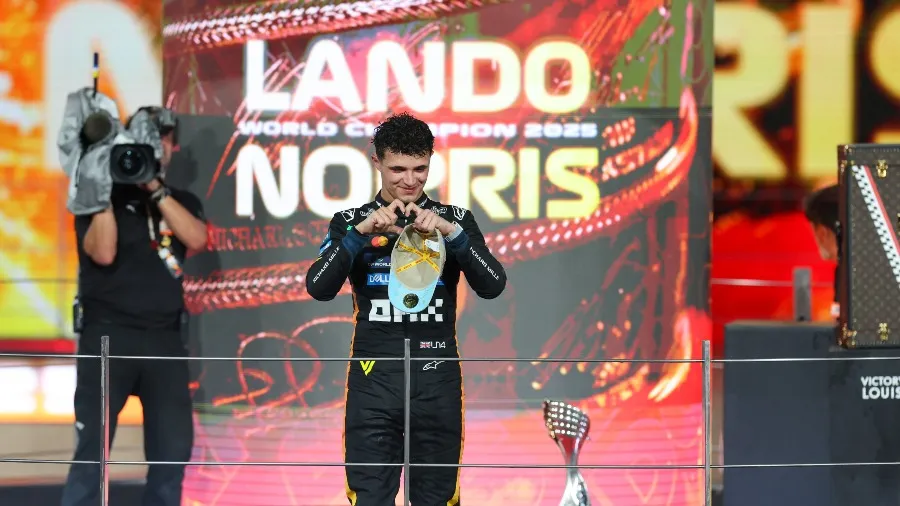 26歲Lando Norris奪F1世界冠軍！2分之差斬斷Verstappen連霸，賽後擁吻女友放閃的封面圖片
