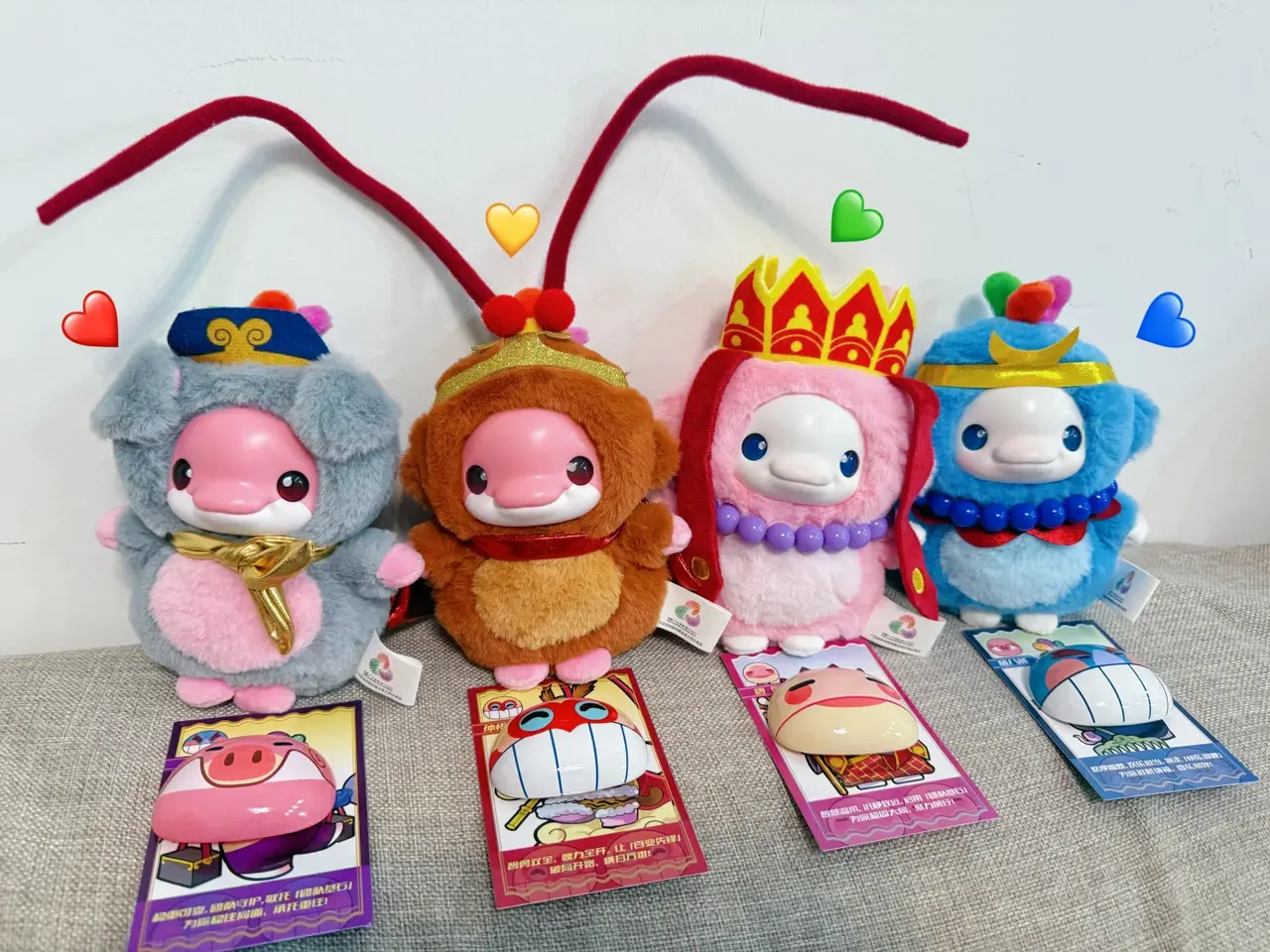 賣得最好的是唯一一款與西遊記聯名的盲盒，公仔臉上有師徒四人的「面具」，揭開就是「大灣雞」，白龍馬還是隱藏款，搶購場面超熱烈。（來源：小紅書） 