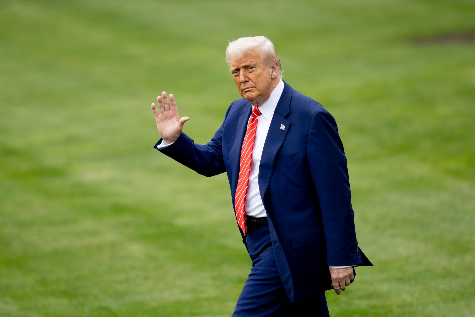 5月30日，在華盛頓白宮，美國總統特朗普走向南草坪準備登機。(新華社)