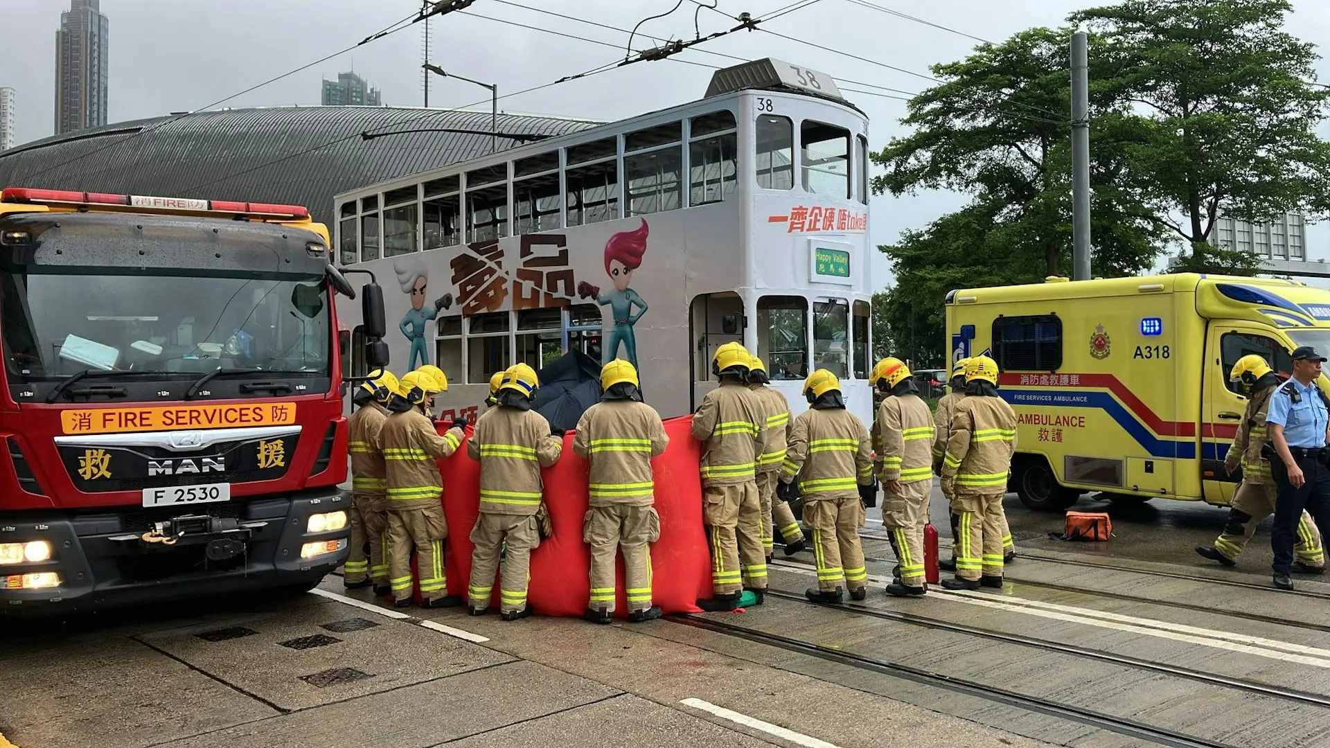 庭上呈堂的交通意外重組專家黃暉的調查分析顯示，經閉路電視片段分析及現場重組案情，肇事電車在碰撞前的時速為16公里，碰撞後4.4秒才完全停定。(圖：網絡截圖)