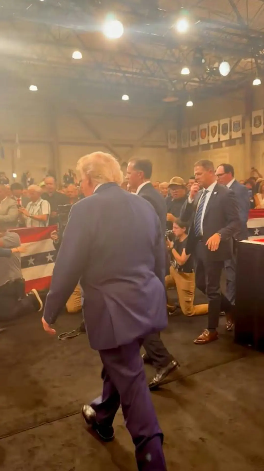 美國總統特朗普（Donald Trump）出席紐約長島集會時，西裝褲臀部出現固定方形凸起畫面曝光，引爆網路熱議，眾人猜測恐為成人紙尿布，其高齡健康問題再度成為外界焦點。（來源：PressSec@X）