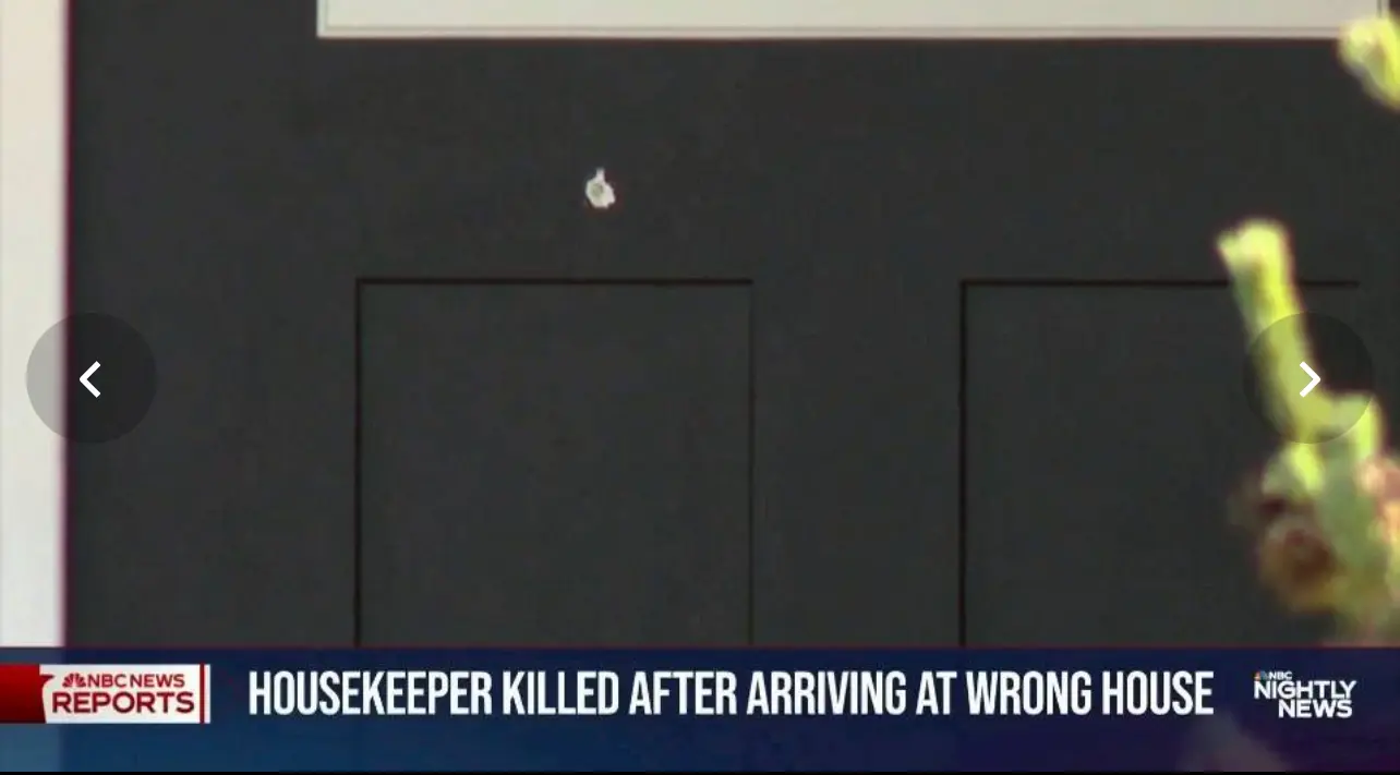 子彈是從屋內射出，大門還可見子彈孔。（NBC News 截圖）