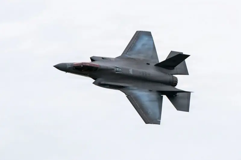 由於新一代AN/APG-85主動電子掃描陣列（AESA）雷達研發及交付進度落後，美軍陸戰隊已率先接收6架機鼻未安裝雷達、改以配重塊取代的F-35B戰機。（DVIDS）