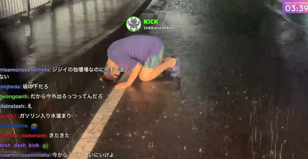 日本千葉縣暴雨期間，當地直播主ぞっくん為回應網友要求，在路邊水坑洗頭挑戰。（來源：sxzBST@X）