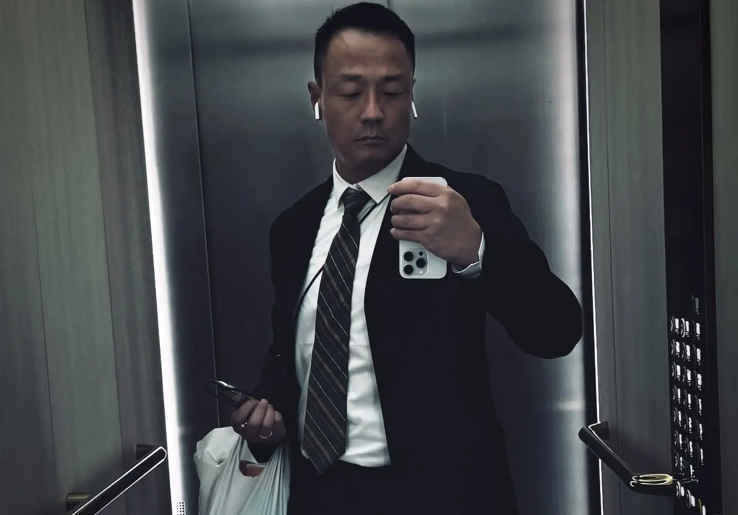 王喜在影片中表達了自己的無奈，他說：「而家就成為一個冇手機用、冇錢用，連食個麵都冇錢。」(王喜FB)